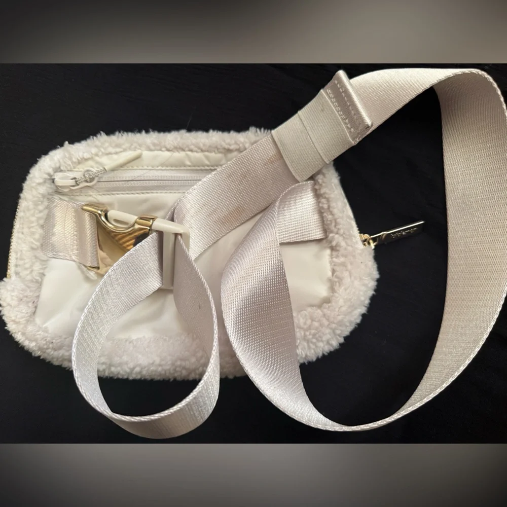 LULULEMON Everywhere Belt Bag Fleece - Picture 3 of 3